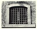 fig.120 - Mongiana: Caserma: finestra con cornice in blocchi di granito grigio.